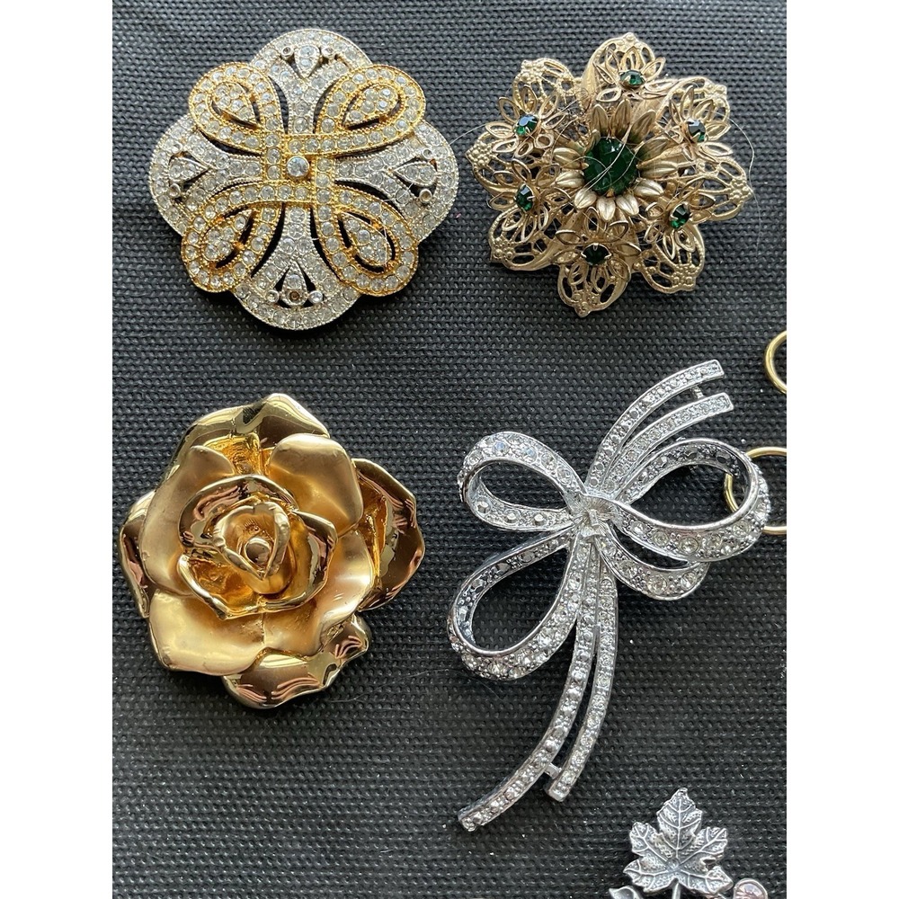 Lot Of 8 Vintage To Modern Brooch Pins Some Signed Gold & Silver Tone - Picture 2 of 9